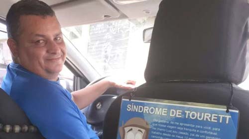 Motorista da Uber coloca cartaz sobre Síndrome de Tourette e viraliza nas redes