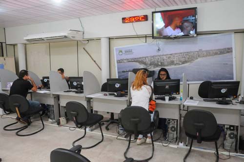 Presença do Sine Maceió movimenta o Shopping Popular