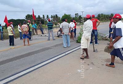 Sem Terra e Via do Trabalho interditam BR 101 entre Jequiá e São Miguel dos Campos
