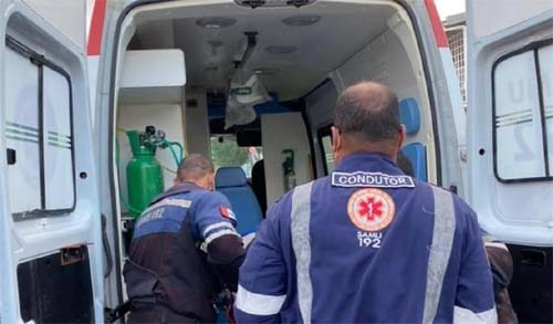 Amigos são baleados enquanto conversavam 