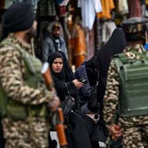 Paquistão testa míssil em meio à crescente tensão com a Índia