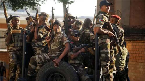 Militares tomam o controle em Madagascar após destituição do presidente e protestos massivos