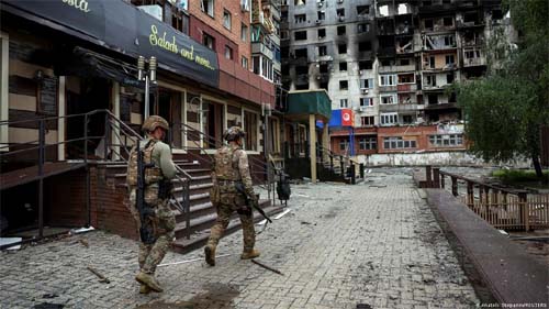 Rússia avança na linha de frente ucraniana e se aproxima de conquista estratégica crucial