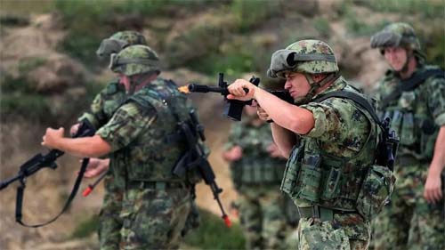 Kosovo acusa a Sérvia de acumular tropas na fronteira e vê semelhanças com a invasão da Ucrânia