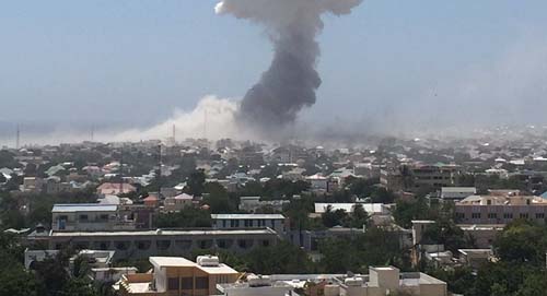 Explosão de carro-bomba mata mais de 90 pessoas na Somália