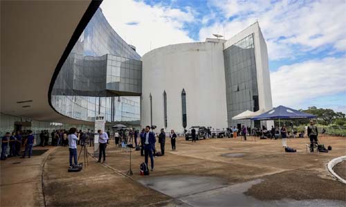 STF decide hoje se Bolsonaro e aliados viram réus pela trama golpista
