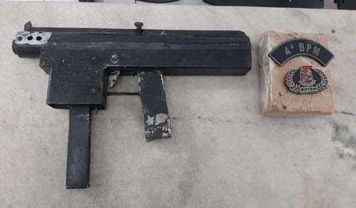 4°BPM apreende submetralhadora de fabricação artesanal e drogas no Canaã