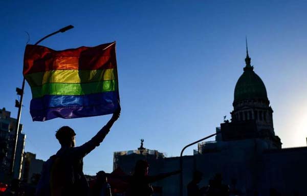 Suíços aprovam por referendo lei contra a homofobia