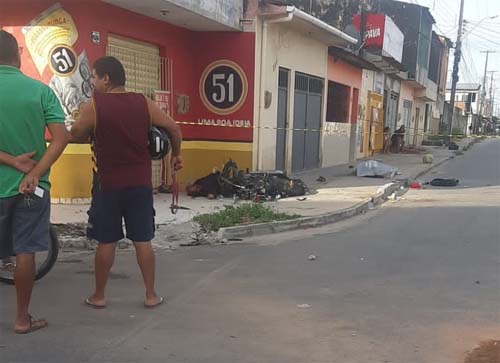 Suspeitos de roubo morrem em acidente após perseguição por motorista
