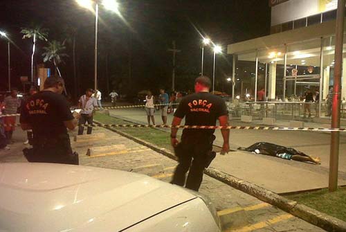 Jovem de 24 anos é executado na Av. Álvaro Calheiros, orla da Jatiúca