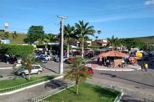 Homem é preso após ameaçar a avó de morte e agredir o pai com pedaço de madeira em Tanque D'Arca