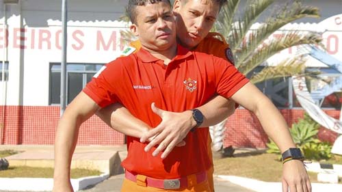 Saiba como fazer a manobra de Heimlich, que salvou filho de influencer