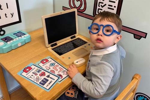 Menino que aprendeu a ler sozinho aos 2 anos entra na organização Mensa