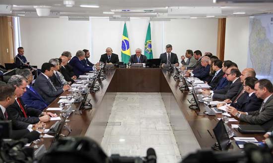 'Não existe redige, assina e manda publicar', diz Temer sobre decretos