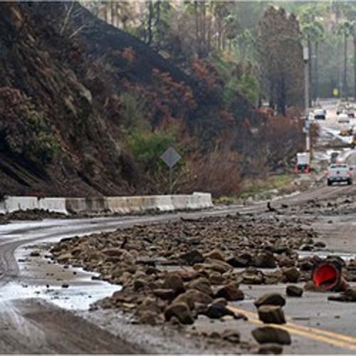 Tempestades em Los Angeles desencadeiam deslizamentos de terra em áreas atingidas por incêndios recentes