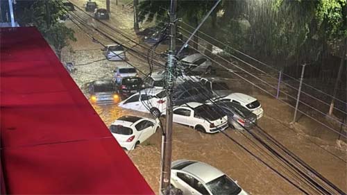 Temporal inunda ruas, arrasta carros e derruba árvores em Belo Horizonte