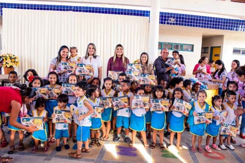 Prefeita Jeane Moura de Teotônio Vilela entrega fardamentos e kits de materiais didáticos 
