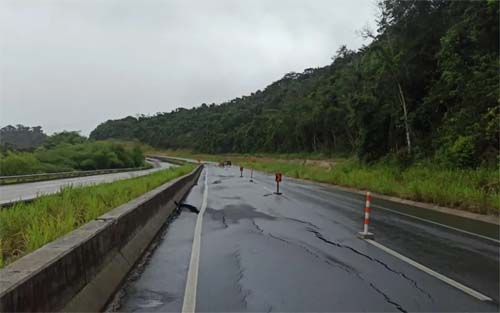 Homem morre em acidente de moto e esposa desaparece após ser arremessada em rio no interior de AL