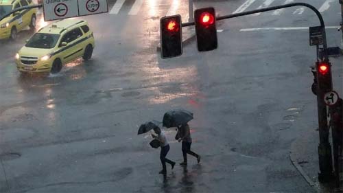 Alerta de tempestades severas e risco de tornados atinge quatro estados brasileiros