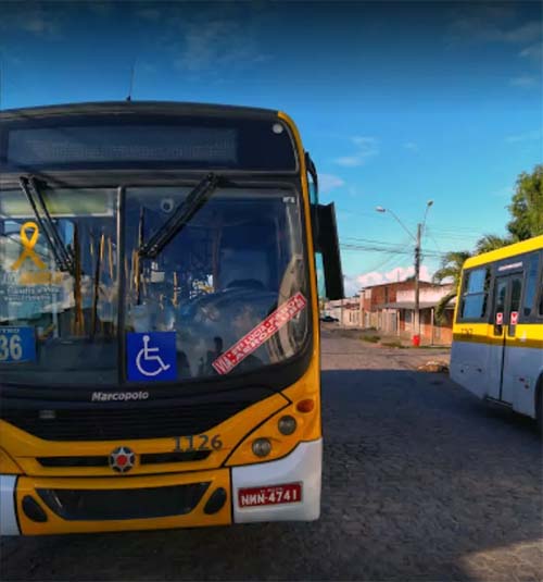 Mulher é socorrida para hospital após ser baleada em terminal de ônibus em Maceió