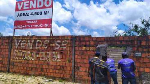 Imobiliária é multada em mais de R$6 mil por tentar vender terreno da Prefeitura