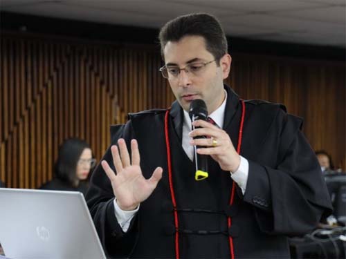 Réu é condenado a 60 anos por triplo homicídio; vítimas tiveram mãos amarradas