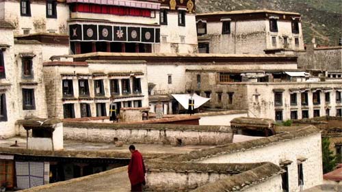 China envia veteranos militares para treinar crianças no Tibete com foco em doutrinação ideológica e disciplina rígida