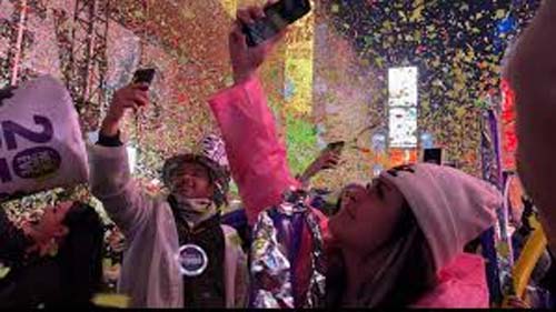 Chuva forte e raios não impedem celebração de Ano Novo na Times Square em Nova York