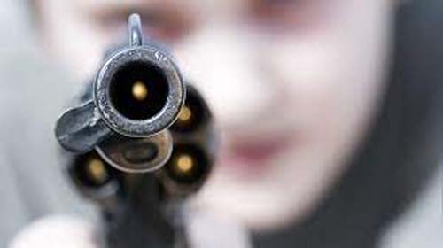 Homem é executado com tiro na cabeça na frente da esposa; vítima identificada