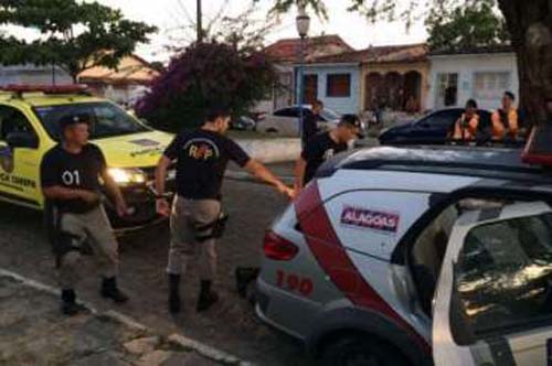 Dupla armada atira em jovens em frente a templo religioso