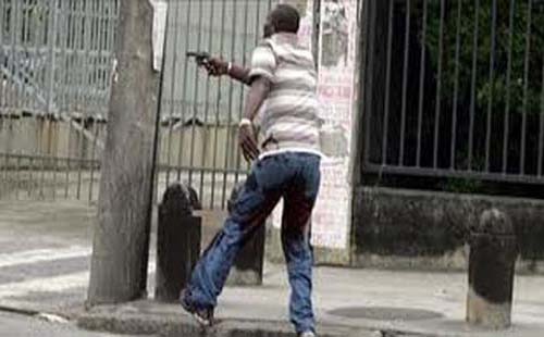 Tiroteio em praça deixa dois jovens gravemente feridos em Santana