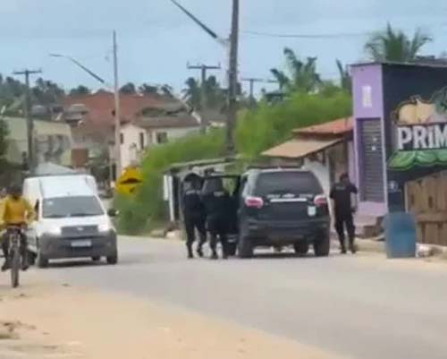 Acusados de assaltos e tráfico de drogas trocam tiros com a PM; um morre