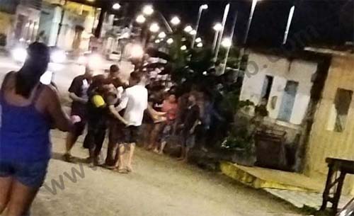 Motociclista ‘abre fogo’ contra grupo em praça e deixa feridos à bala