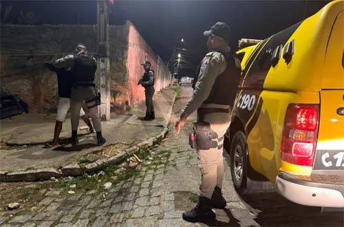 Após troca de tiros, PM prende quatro pessoas com armas e drogas em Rio Largo