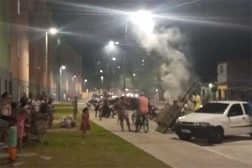 Moradores protestam após duas crianças e uma adolescente serem baleadas em Maceió Tiros ocorreram durante ação da Polícia Militar