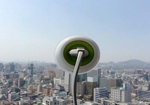 Tomada gruda na janela e armazena raios solares para carregar smartphones durante dez horas