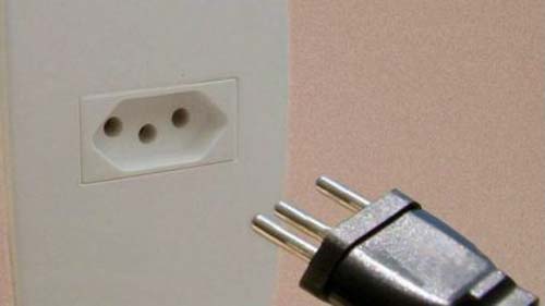 Tomada de três pinos vira alvo das reformas do governo Bolsonaro