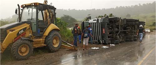 Carreta tomba em trecho da BR-101 em São Miguel dos Campos