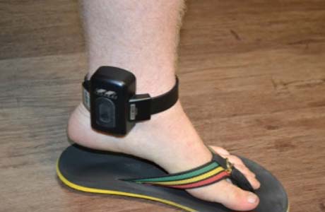 Assassina do ex-marido retira tornozeleira e foge. Equipamento estava na casa da acusada