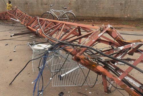 Torre cai e atinge duas casas