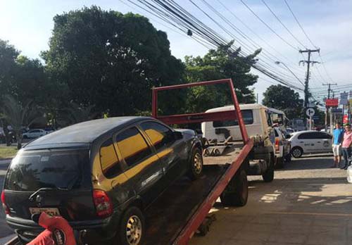 Fiscalização remove veículos por transporte clandestino