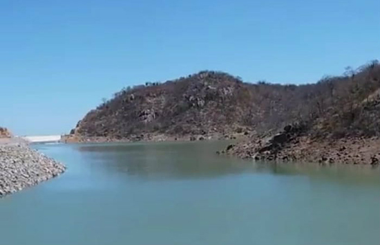 Famílias são removidas de vila após vazamento em barragem em eixo da transposição em Salgueiro