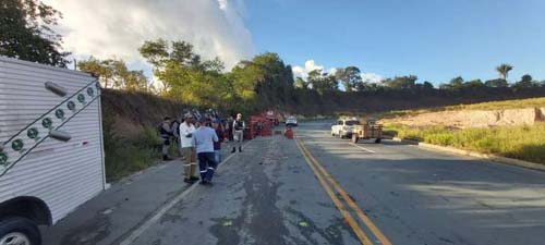 Tombamento de caminhão deixa um morto e outro ferido durante a madrugada
