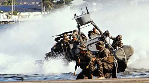 China e Filipinas não recuam e elevam o risco de um conflito, de acordo com analistas