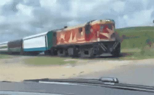 Trem colide com veículo de passeio em Satuba; ninguém fica ferido