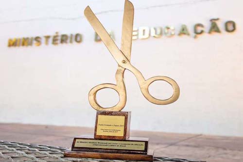 Professores tentam entregar troféu irônico a ministro e são barrados no MEC