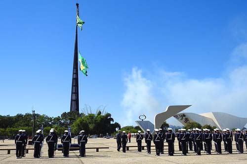 Congresso participa da cerimônia de troca da bandeira neste domingo