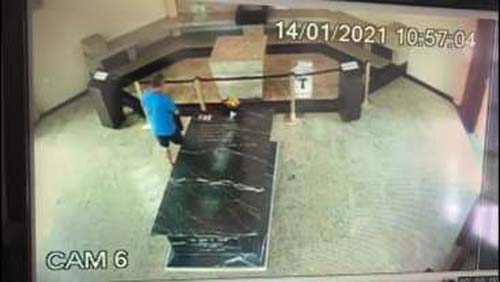 Crânio é deixado junto ao túmulo de Frei Damião no Convento de São Félix