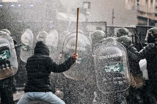 Ao menos cinco deputados argentinos são hospitalizados após confronto entre policiais e manifestantes