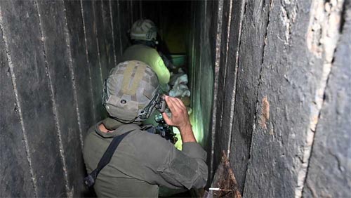 Exército israelita leva jornalistas a um túnel sob o complexo do hospital al- Shifa, em Gaza
